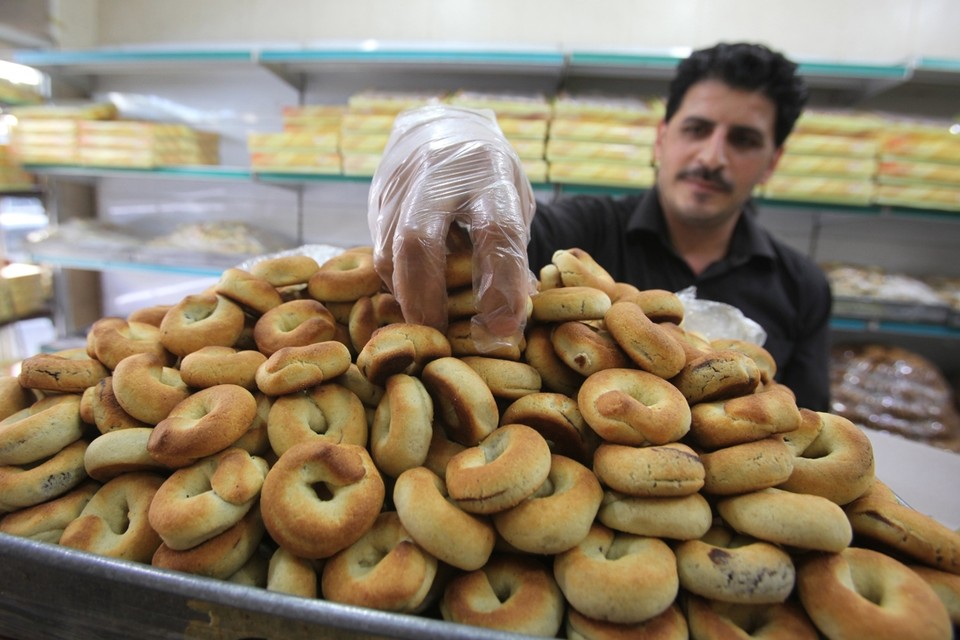 <P>Een Libanese bakker bereidt zijn winkel voor. </P>