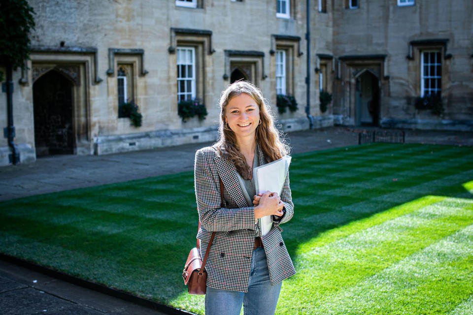 Elisabeth in Oxford, waar ze een bacheloropleiding geschiedenis en politiek heeft gevolgd.