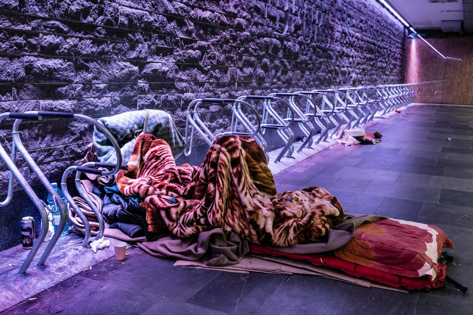 In het metrostation Beurs slapen verslaafden hun roes uit in een fietsenstalling.