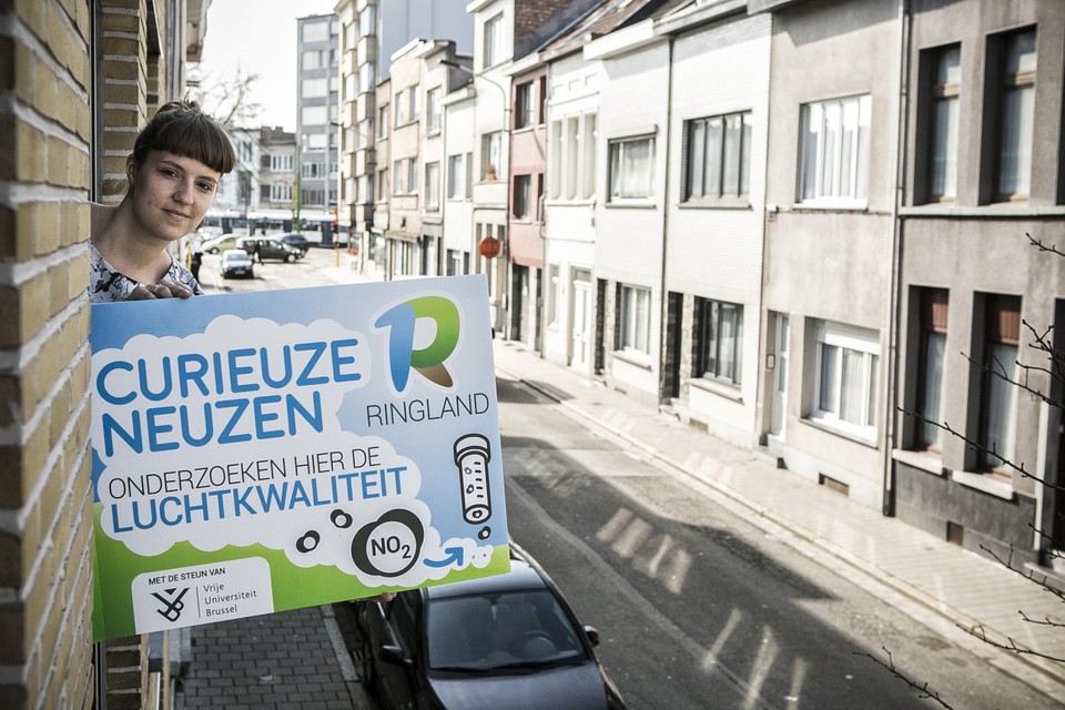 Net zoals bij CurieuzeNeuzen Vlaanderen zullen Brusselaars uit het hele Gewest gedurende een maand meetbuisjes ophangen om de concentratie stikstofdioxide aan hun voordeur te meten. 