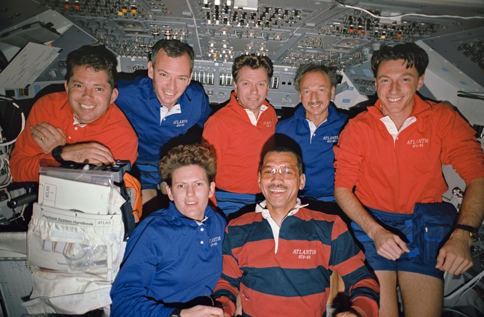 Dirk Frimout (boven, tweede van rechts) en de andere leden van de crew in het ruimteveer Atlantis, tijdens hun ruimtemissie in 1992. 