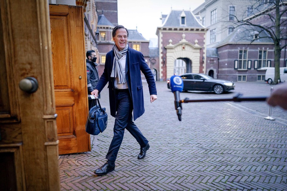 Mark Rutte bij het verlaten van het corona-overleg. 