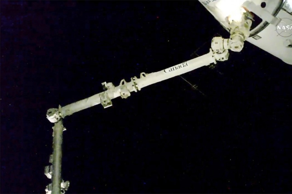 De SpaceX Dragon wordt via een robot aan het ISS gekoppeld, Sunday D 
