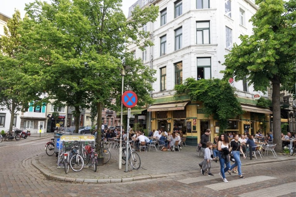 De overvolle terrassen aan het kruispunt van Leopold de Waelplaats en de Graaf van Hoornestraat. 