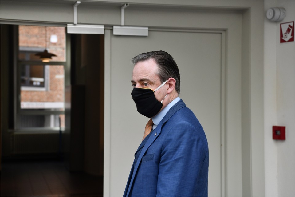 N-VA-voorzitter Bart De Wever met zelfgemaakt mondmasker. 