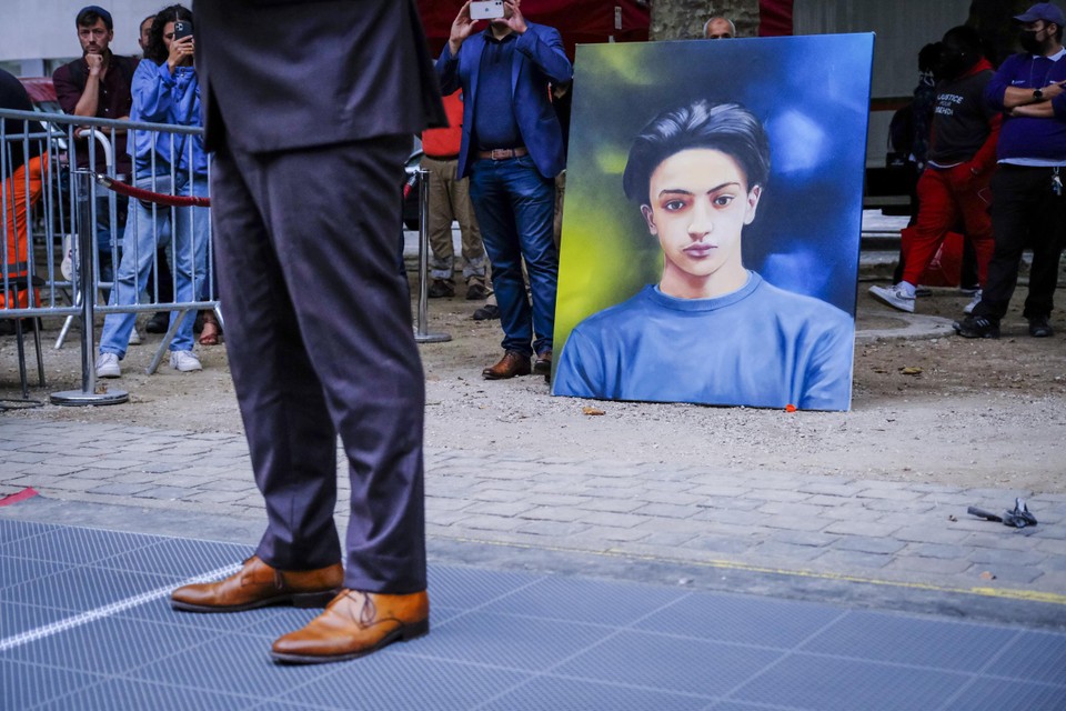 Een portret van Mehdi Bouda tijdens een van de vele herdenkings­momenten die zijn broer Ayoub Bouda heeft georganiseerd.