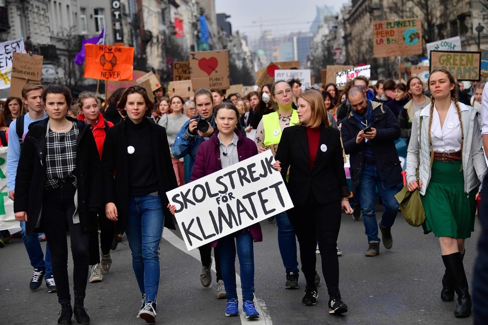 De kop van de betoging vandaag met Greta Thunberg en naast haar Anuna De Wever en Kyra Gantois. 