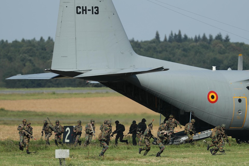 Een C-130 en Belgische militairen tijdens een recente demonstratiedag van de land- en luchtmacht van Defensie 