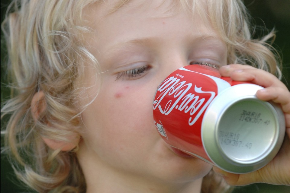 Cola krijgt de laagste score: een E-label. Maar of u het aan uw kind geeft, beslist u zelf. 