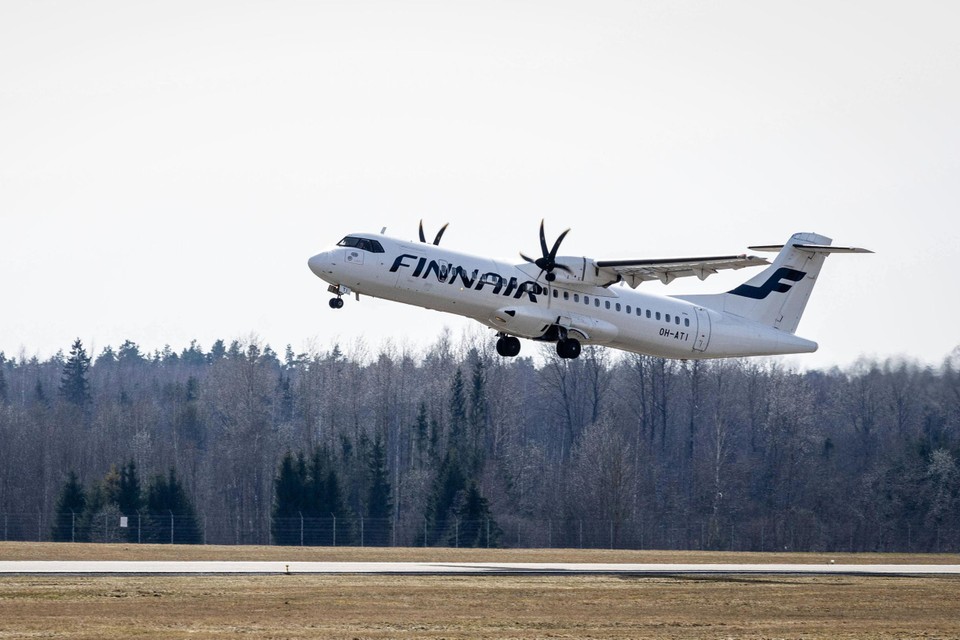 Een vliegtuig van Finnair landt in Tartu
