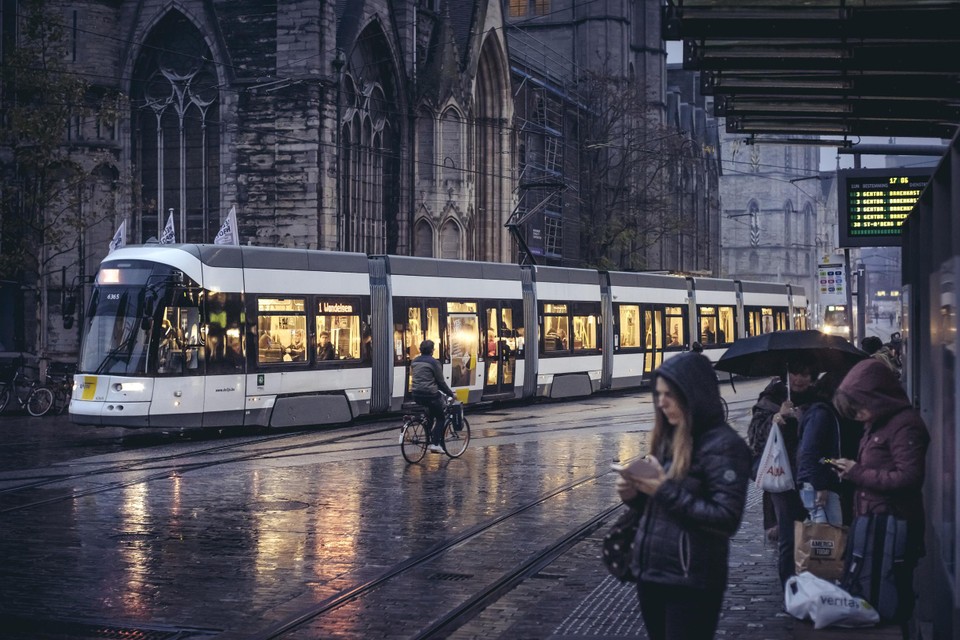 De tram in Gent. In de winter zou een dagticket bij De Lijn maar 1 euro kosten.  