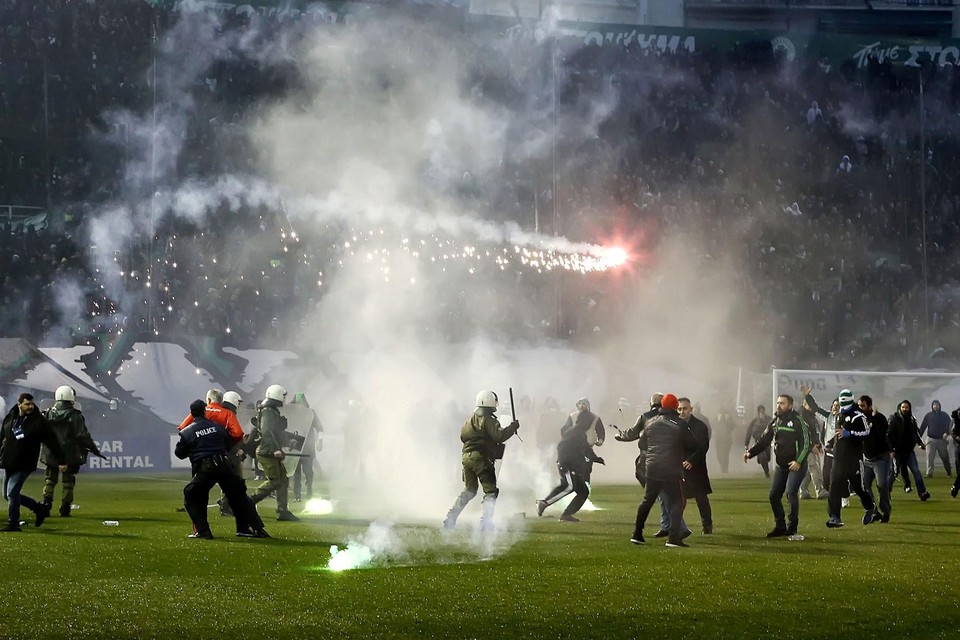 Binnenlandse Zaken verzwaart de straffen voor hooliganisme in voetbalstadions. 