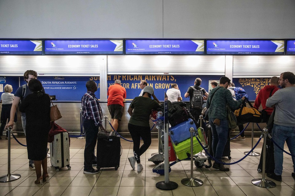 Meerdere Europese luchthavens laten geen vluchten uit zuidelijk Afrika meer toe. 