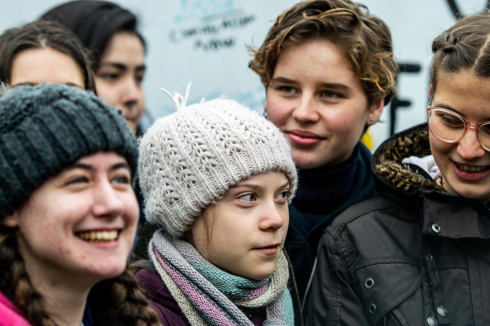 Greta Thunberg (midden) en Anuna De Wever (achteraan in het midden) in maart van dit jaar in Brussel.  