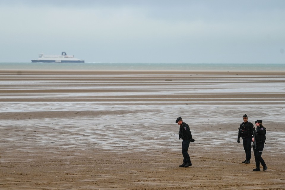 Archiefbeeld strand van Calais: het bewuste bootje zou afgelopen nacht vanuit Noord-Frankrijk vertrokken zijn.