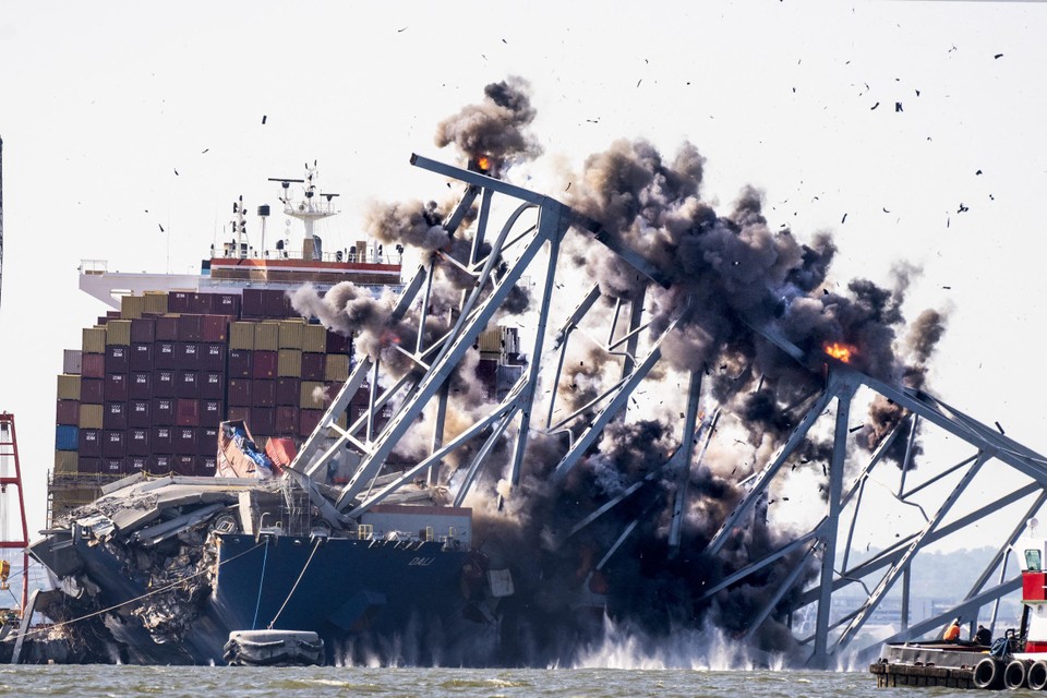 In Baltimore gingen de resten van de Francis Scott Key Bridge de lucht in. In maart stortte die brug in nadat het vrachtschip Dali tegen een steunpilaar was gevaren.
