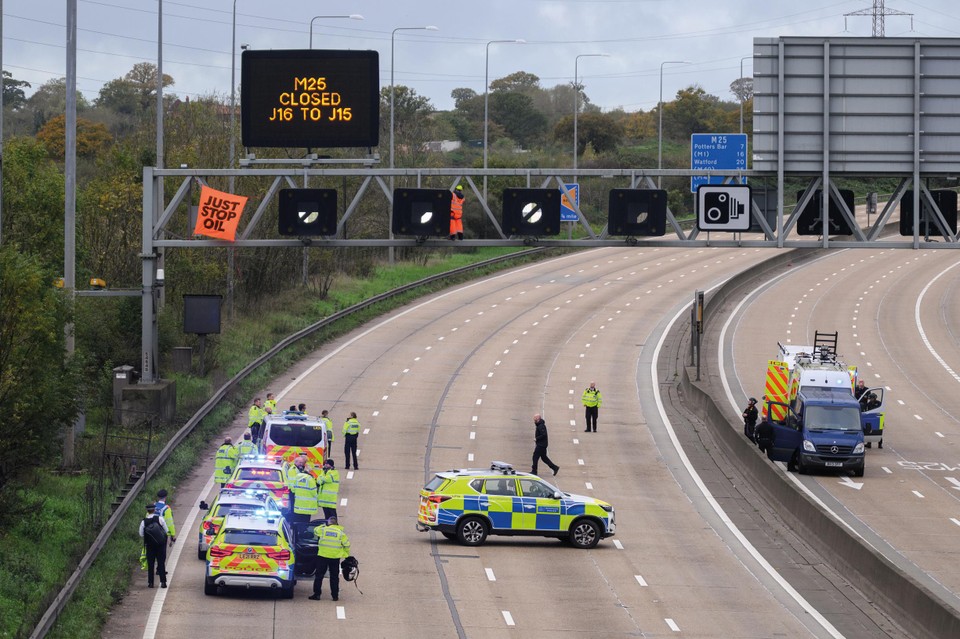 Een vreedzame actie van Just Stop Oil op de M25-snelweg in Londen. Er werden celstraffen tot vijf jaar voor uitgesproken.