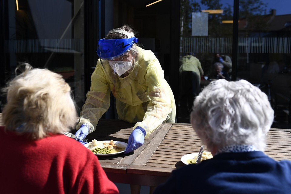 Tijdens de eerste golf wordt in een woonzorgcentrum in Deerlijk het eten opgediend aan enkele besmette bewoners.  