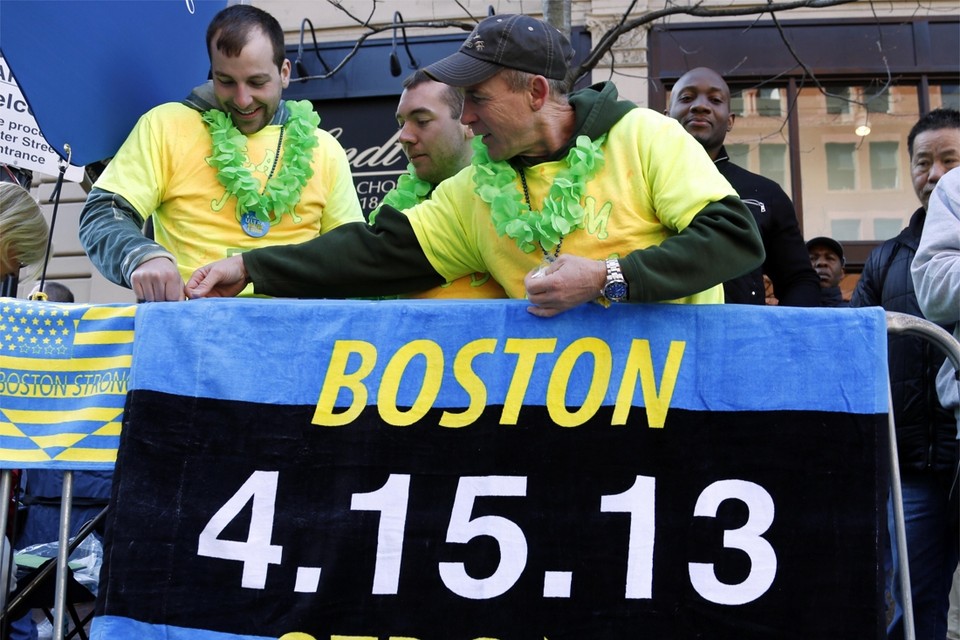 Overal op en rond het parcours was de leuze ‘Boston strong’ terug te vinden.