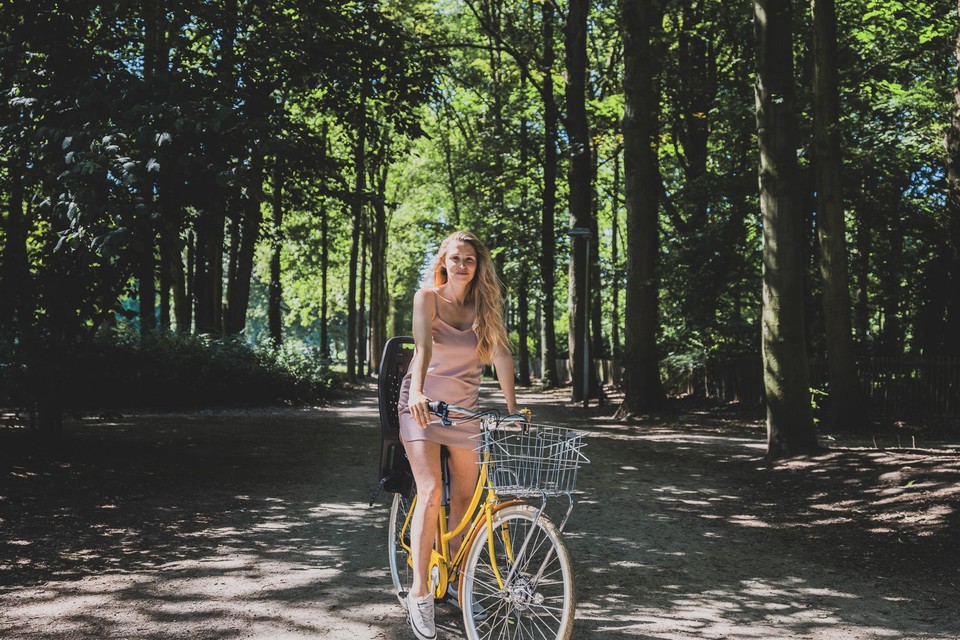 Elisabeth Van Lierop: ‘Voor onze dagelijkse verplaatsingen gebruiken we het openbaar vervoer of de fiets. Hier in het Rivierenhof is dat perfect mogelijk.’ 