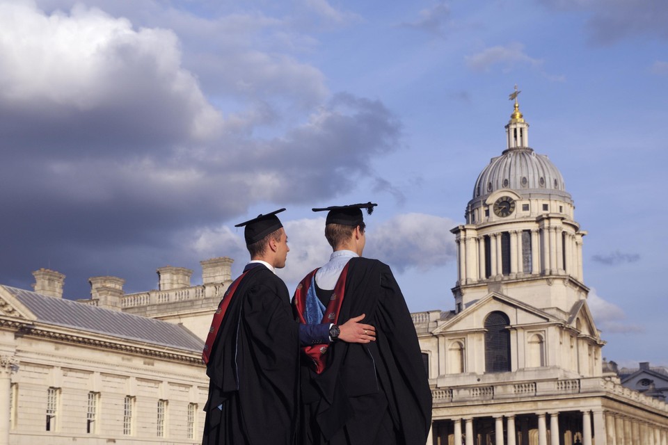 Twee jonge mannen zijn zopas afgestudeerd aan de University of Greenwich in Londen.
