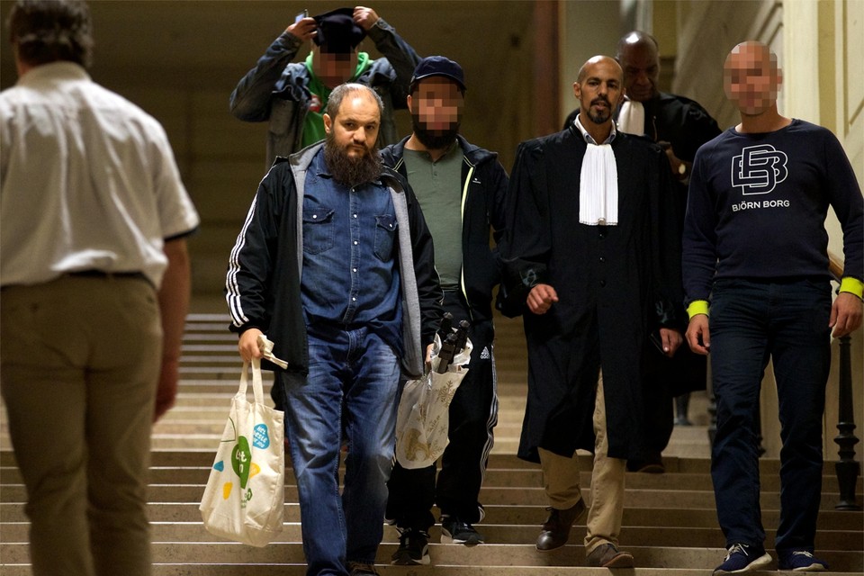 Khalid Bouloudo (met zakjes in de hand) bij een eerdere verschijning in de rechtszaal. bij 