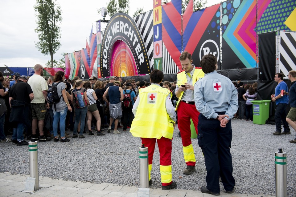 Medewerkers van het Rode Kruis op de festivalwei van Rock Werchter (Archiefbeeld) 