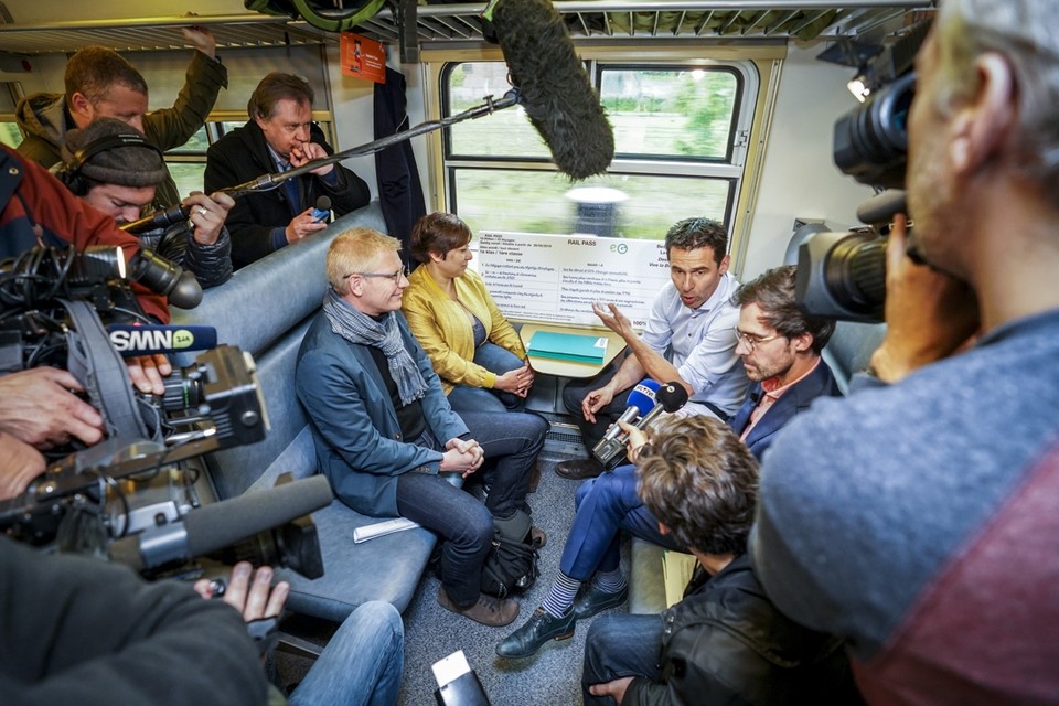 De groene partijtop, een stel cameraploegen, journalisten en fotografen in één wagon? Lukt net. 