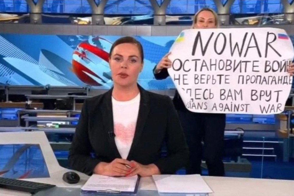 De actie van Ovsjannikova in de live-uitzending. 