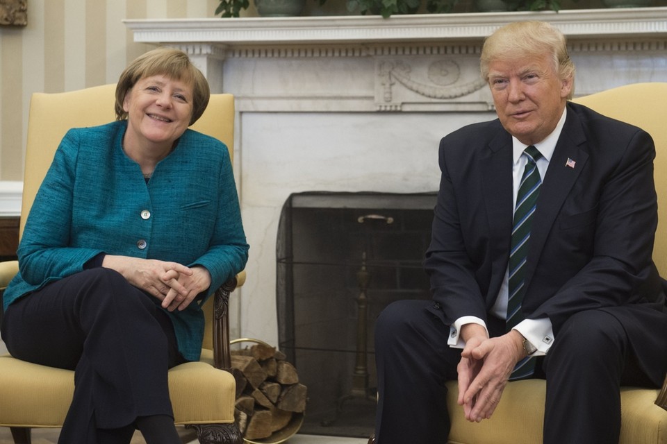 Vorig jaar was Merkel ook al op bezoek in het Witte Huis. Toen was de ontvangst niet echt hartelijk te noemen. 