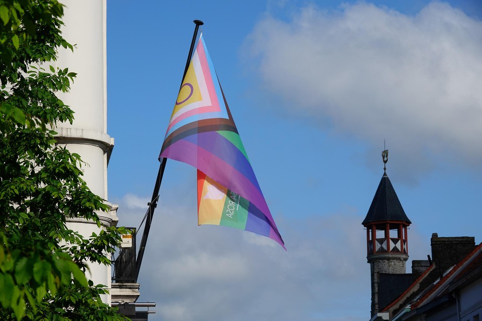 De uitgebreide Pride-vlag, met rechts het symbool voor intersekse personen.