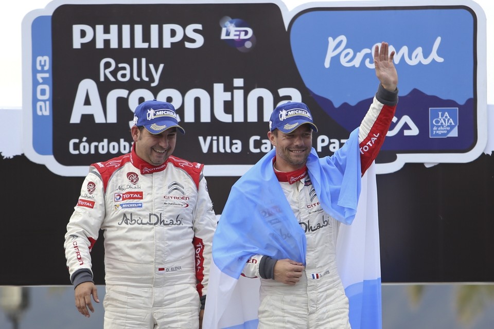Daniël Elena (links) is de 48-jarige bijrijder van negenvoudig Frans wereldkampioen rally Sébastien Loeb. 