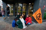 thumbnail: De vreedzame sit-in voor het kantoor van BNP Paribas Fortis op de hoek van de Zonnestraat en de Kouter in Gent. 