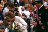thumbnail: Fabiola neemt bloemen in ontvangst op de Nationale Feestdag (1997).