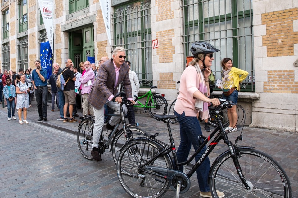 Ook de Koning en de Koningin maakten op deze autoloze zondag traditiegetrouw een fietstochtje door het centrum van Brussel. 