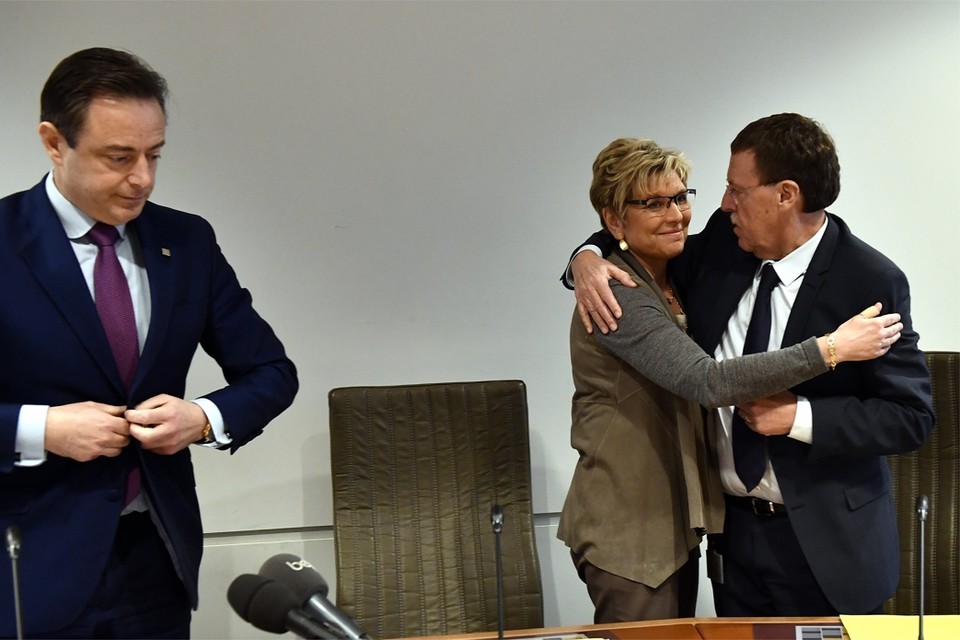 Partijvoorzitter Bart De Wever moest gisteren noodgedwongen opdraven om de wissel tussen Siegfried Bracke en Elke Sleurs aan te kondigen. 