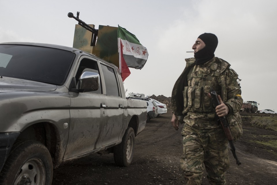 Leden van de door Turkije gesteunde rebellengroep (foto) moesten het gewonnen terrein alweer prijsgeven 