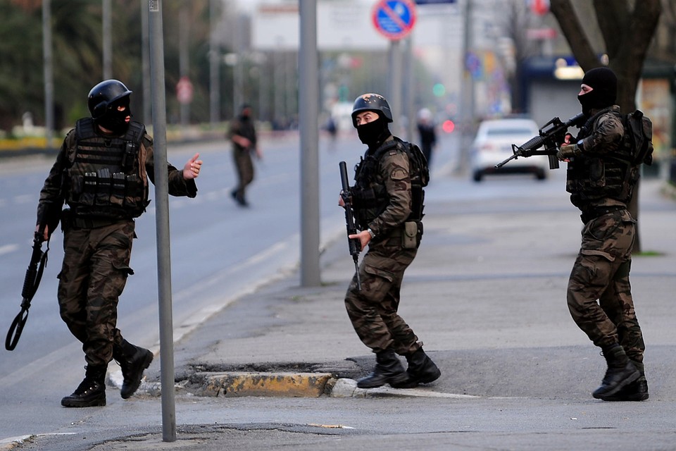 WOENSDAG. In Istanbul valt een vrouw met een machinegeweer het politiecommissariaat aan. Ze wordt doodgeschoten door politieagenten.