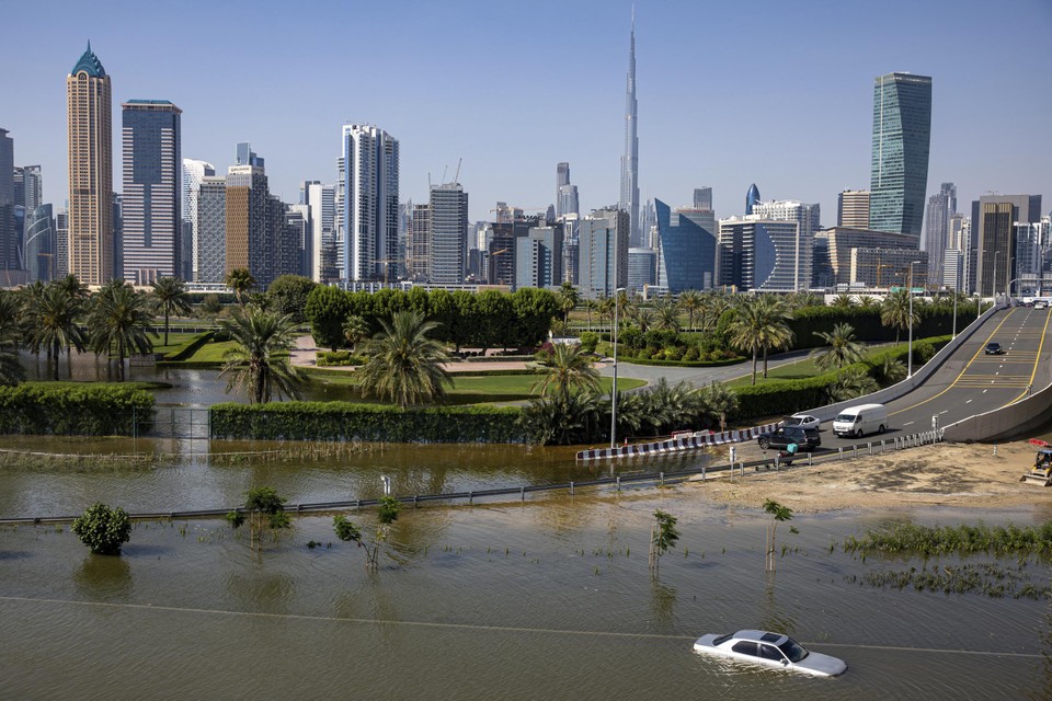 De Verenigde Arabische Emiraten probeerden donderdag op te drogen na de zwaarste regenbui die de woestijnnatie ooit heeft gekend. Centraal op de foto: Burj Khalifa in Dubai, ’s werelds hoogste toren.