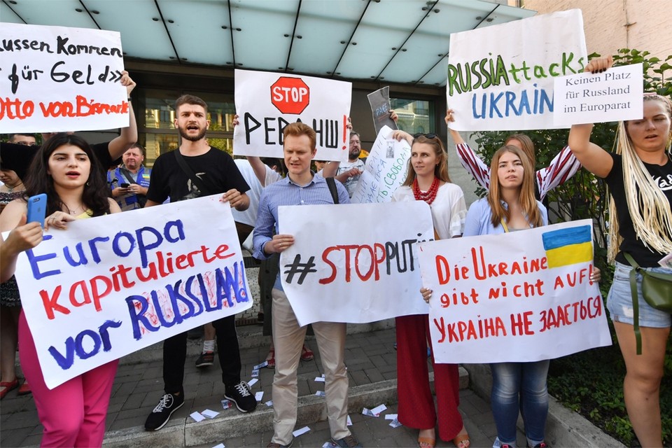 Oekraïners protesteerden dinsdag aan de Duitse ambassade in Kiev tegen de terugkeer van Rusland in de Raad van Europa. 