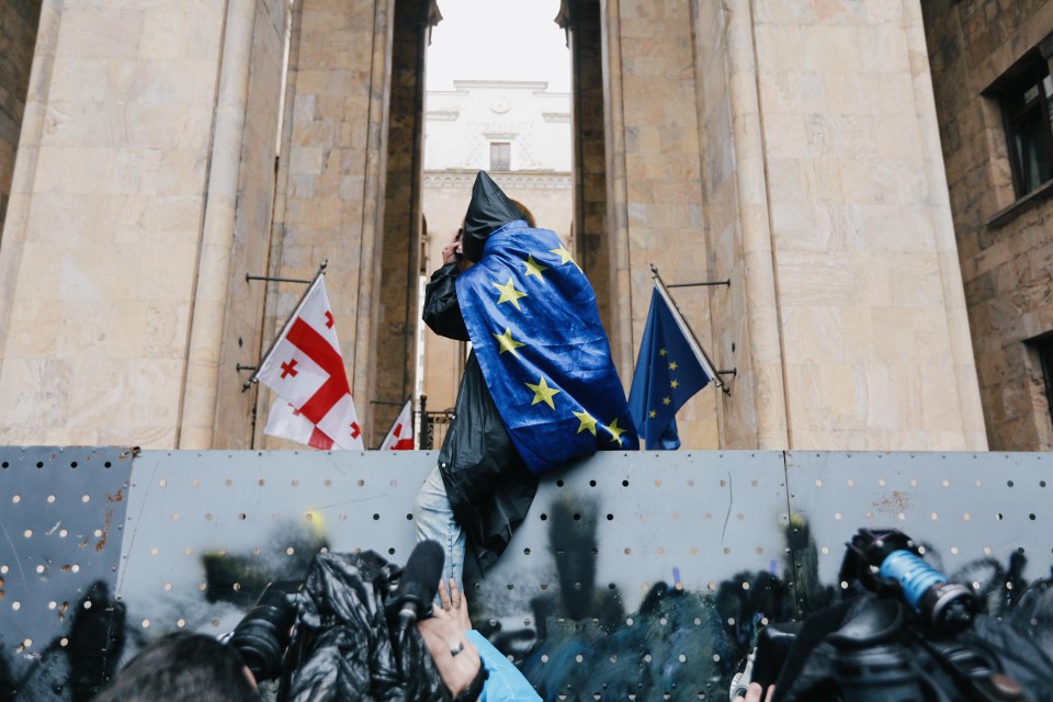 Duizenden Georgiërs trokken deze week de straten van Tbilisi op om te protesteren tegen de goedkeuring van de omstreden wet over buitenlandse inmenging. Volgens de protesteerders staat die wet haaks op de ambitie van het land om lid te worden van de EU.