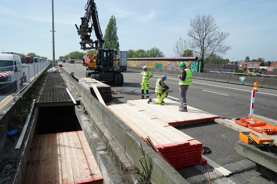 Op het viaduct van Gentbrugge vinden al enkele maanden grote onderhoudswerken plaats.