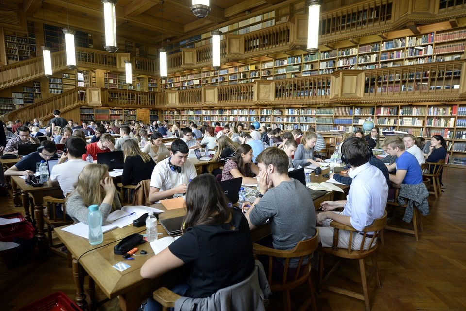 Studenten in een bibliotheek van de KU Leuven 