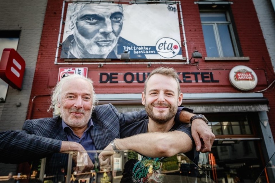 Jan Baestaens en kunstenaar Björn De Weerdt aan het opvallende portret boven café De Oude Ketel. 