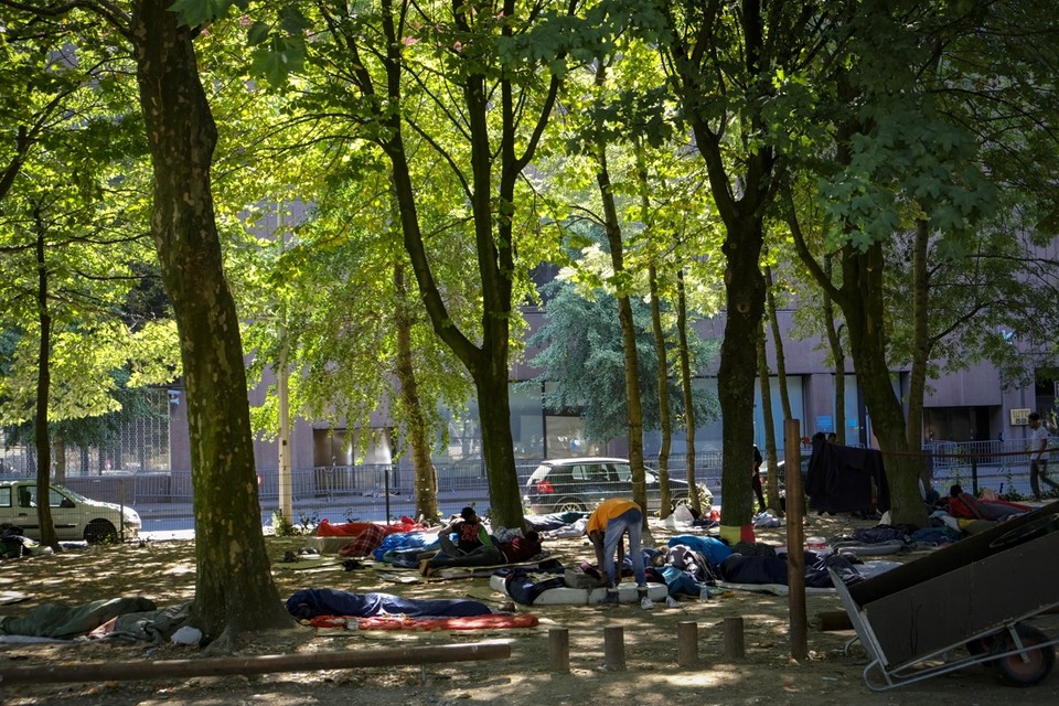 Er verblijven opnieuw honderden vluchtelingen in het Maximiliaanpark in Brussel 