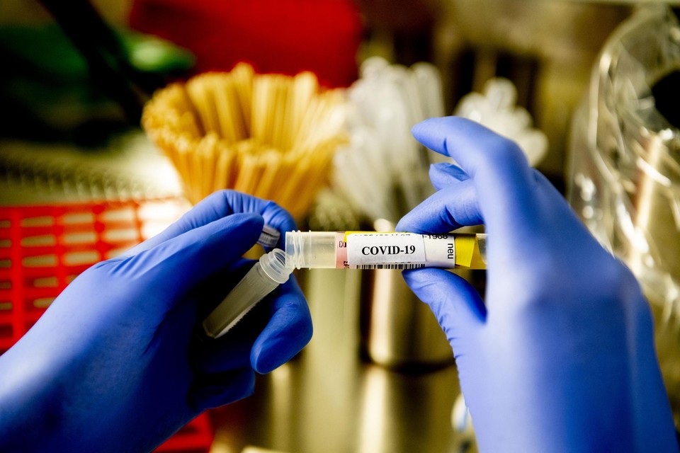 Medewerkers testen op het coronavirus in het laboratorium van een ziekenhuis 
