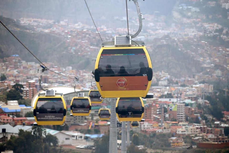 In La Paz, Bolivia, gaan pendelaars met de kabelbaan naar het werk.