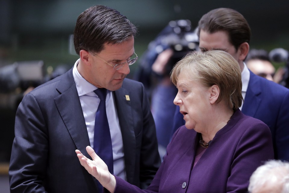 De Nederlandse premier Mark Rutte praat met de Duitse bondskanselier Angela Merkel.