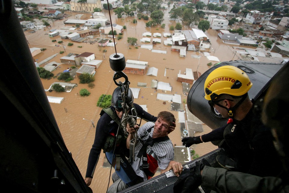 Militaire brandweerlieden evacueren een man per helikopter in Canoas.