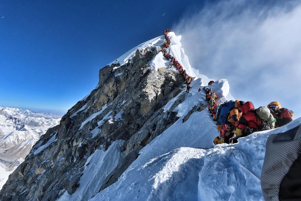 Het is druk op de top van de Mount Everest. 